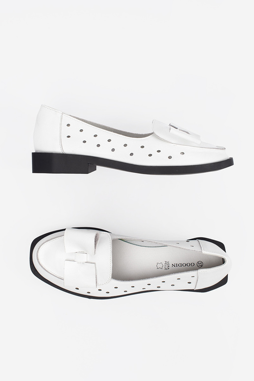 INhite color shoes z dziurkami i kokardą