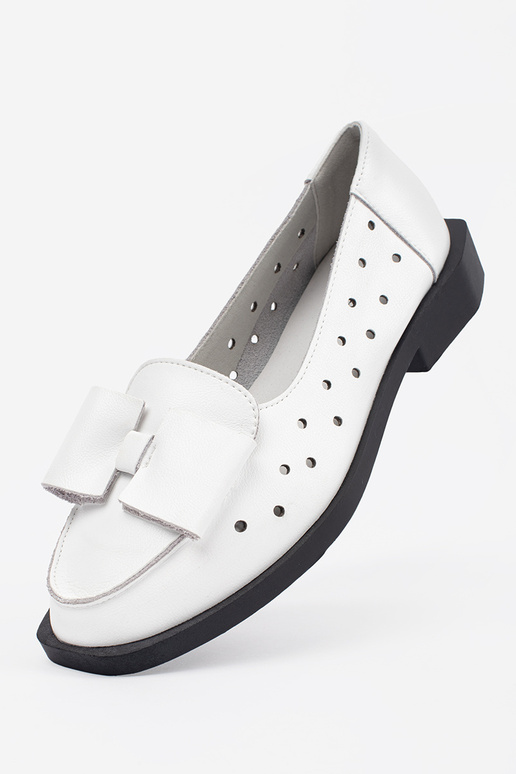 INhite color shoes z dziurkami i kokardą