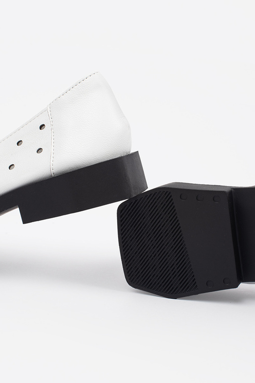 z dziurkami i kokardą