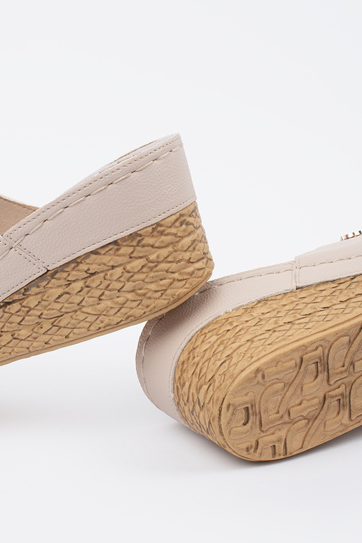 beige slippers on a Inedge Inomens