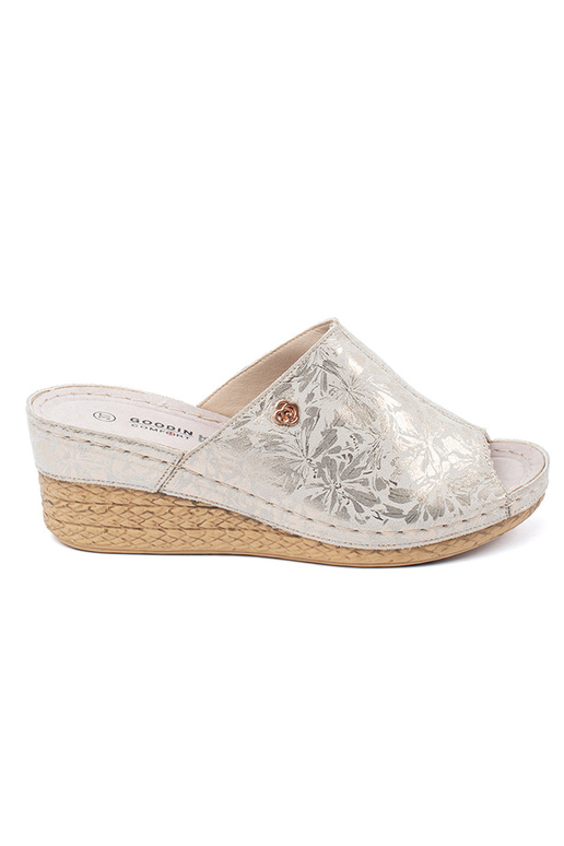 ivory slippers on a Inedge Inomens