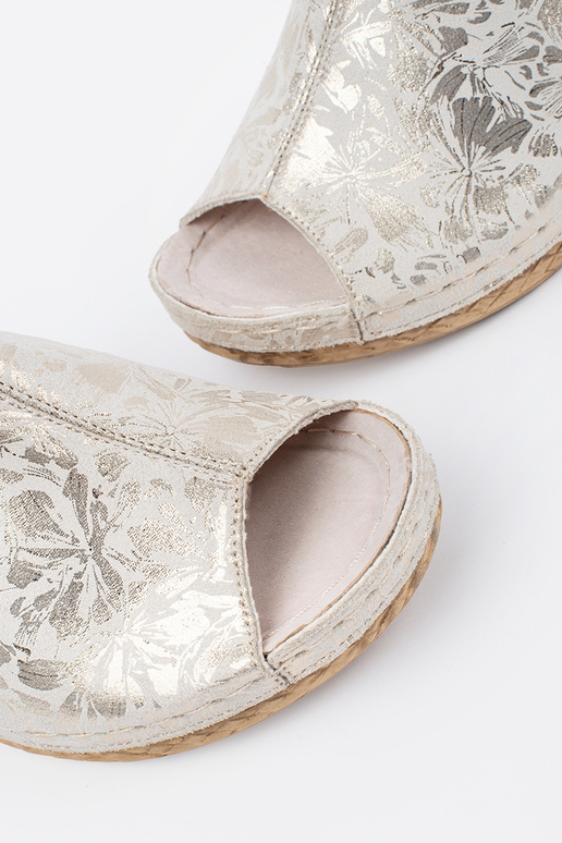 ivory slippers on a Inedge Inomens