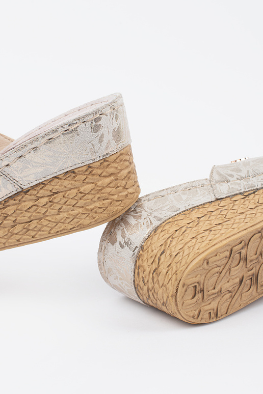 ivory slippers on a Inedge Inomens