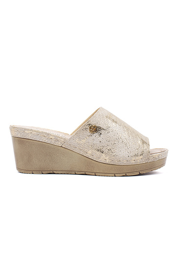 Slippers Inomens on a...