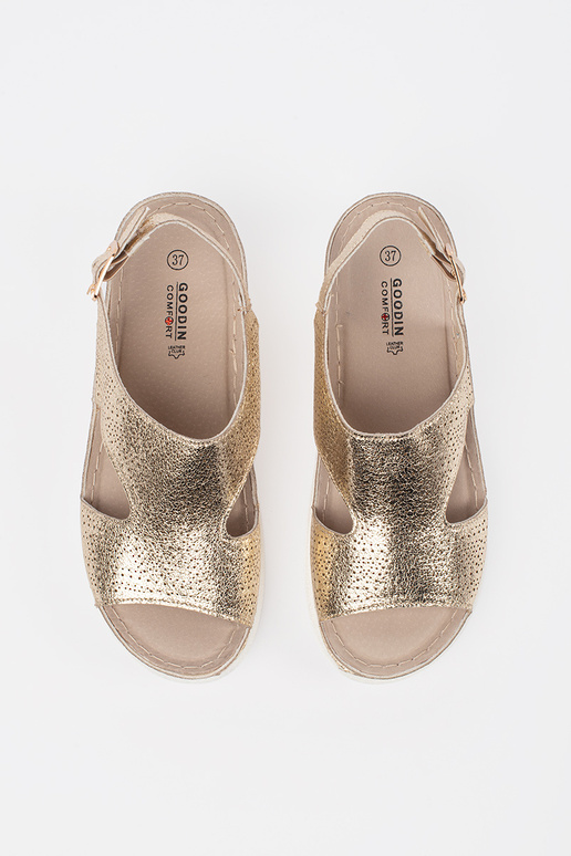 gold color sandals na lightj platformie