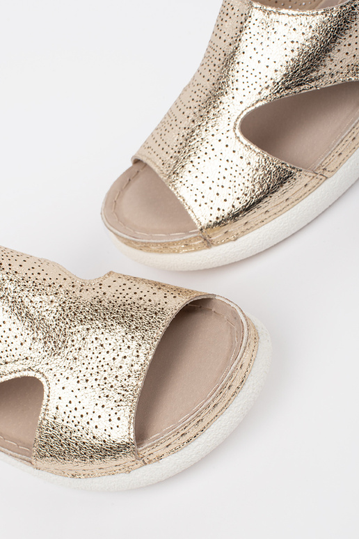 gold color sandals na lightj platformie