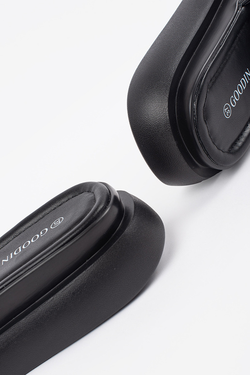 Czarne wygodne klapki na platformie