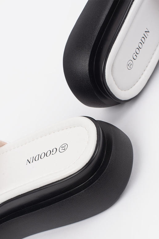 Biało-czarne wygodne klapki na... Biało-czarne wygodne klapki na...