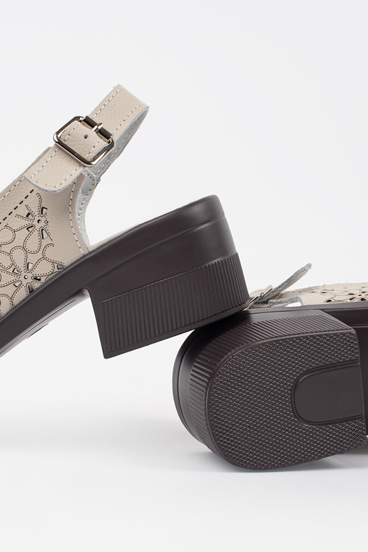 Beżowe dziurkowane sandały na niskim... Beżowe dziurkowane sandały na niskim...