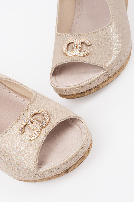 ivory sandals on a Inedge Inith buckle