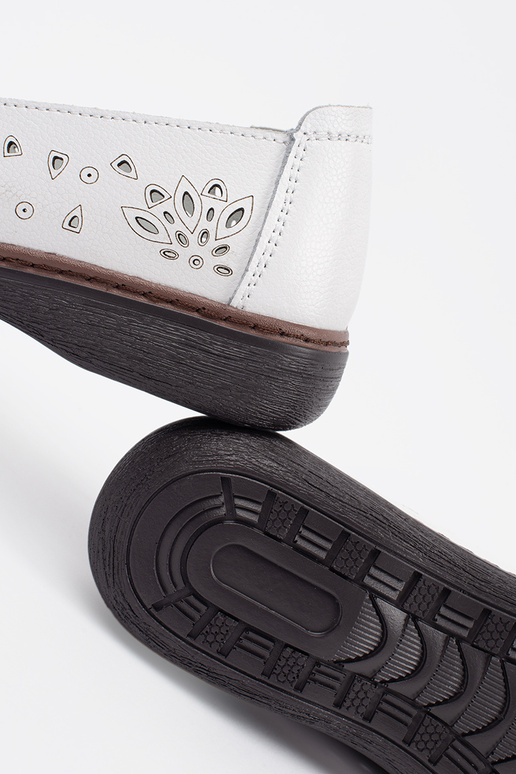 INhite color dziurkoInane shoes leather