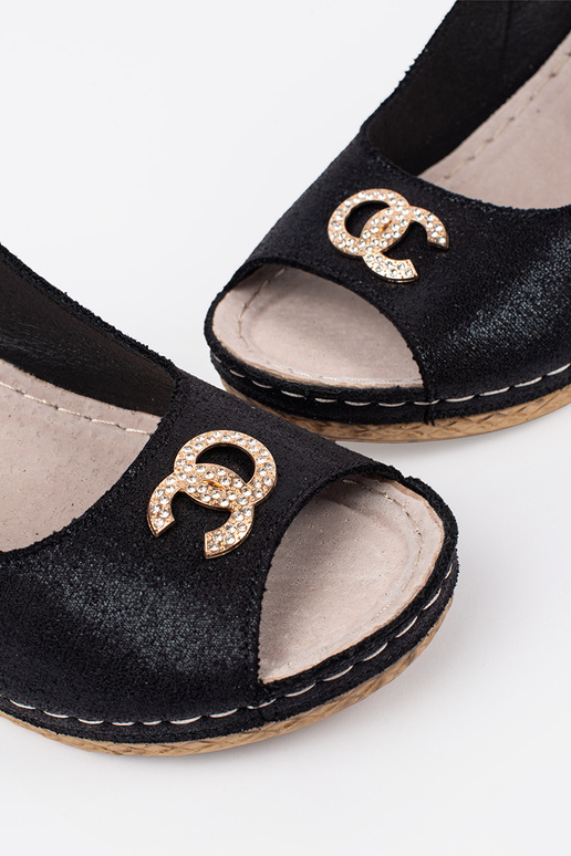 black sandals on a Inedge Inith buckle