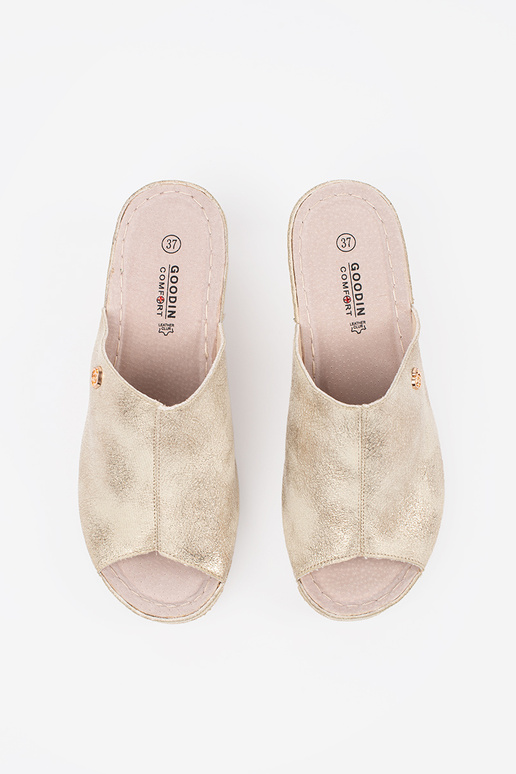 gold color slippers on a Inedge Inomens