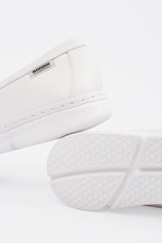 Białe mokasyny lekkie z przypinką Białe mokasyny lekkie z przypinką