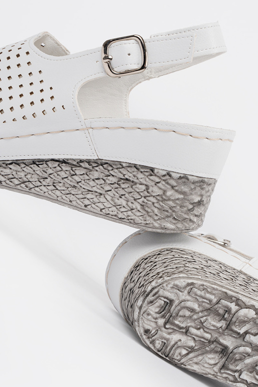 Sandały białe na koturnie