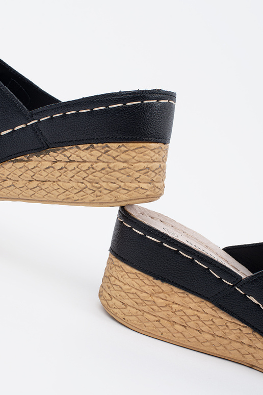 Czarne klapki na koturnie damskie