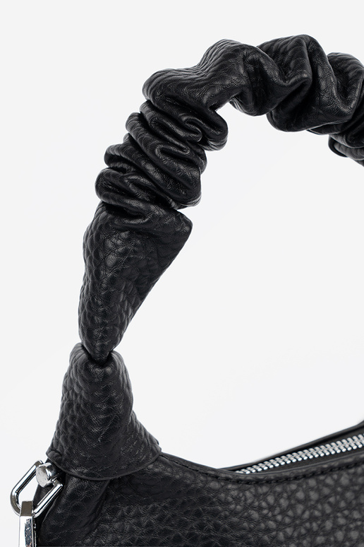    z marszczoną rączką