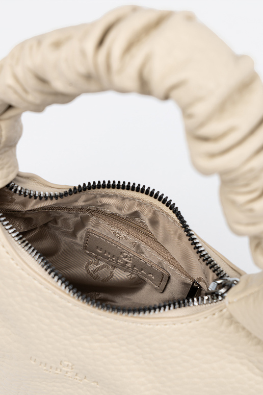    z marszczoną rączką