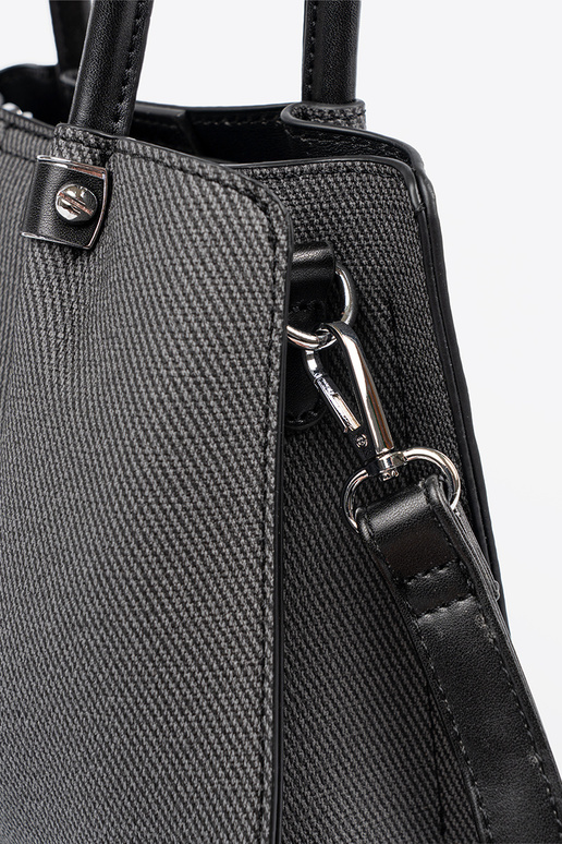 Czarna średnia torebka z ozdobną chustą