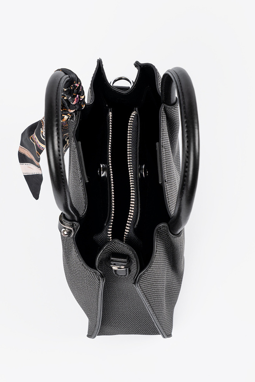 Czarna średnia torebka z ozdobną chustą