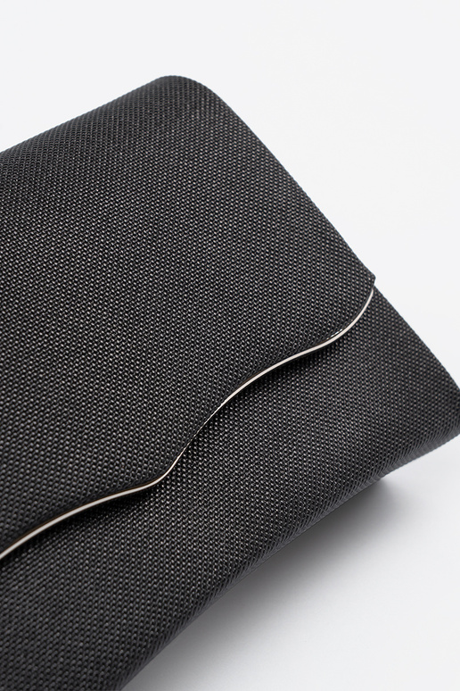 Mała czarna torebka z łańcuszkiem