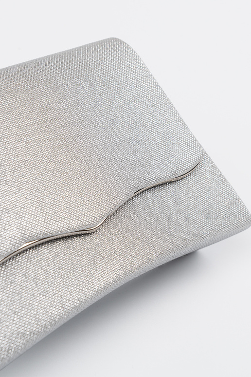 Mała srebrna torebka z łańcuszkiem