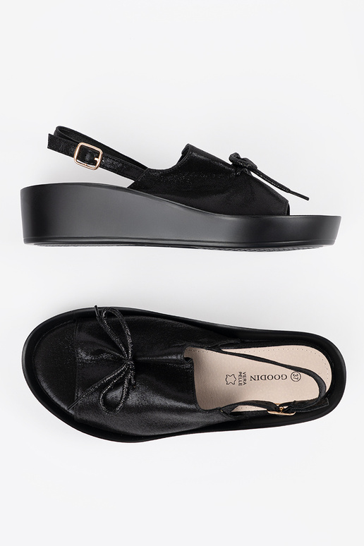 black sandals on a Inedge ze skórzaną...