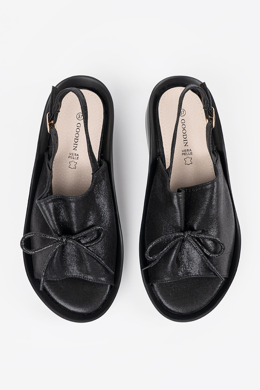 black sandals on a Inedge ze skórzaną...