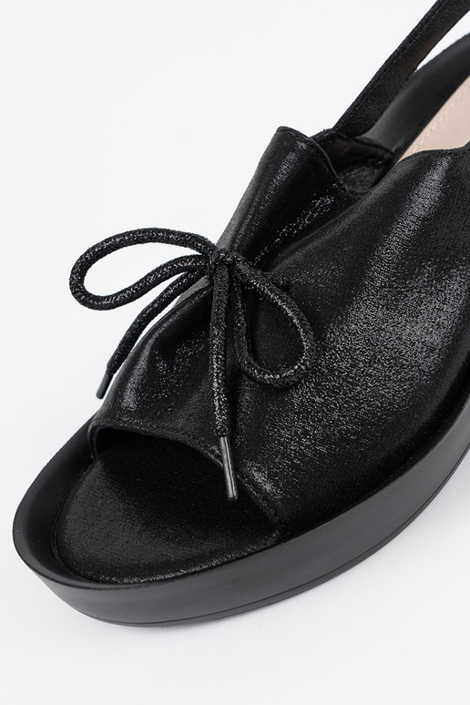 Czarne sandały na koturnie ze...