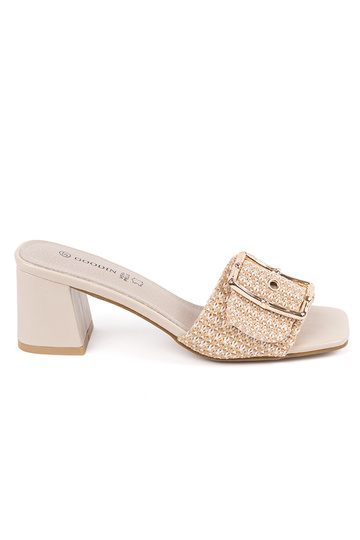 TIneedoIne beige slippers...