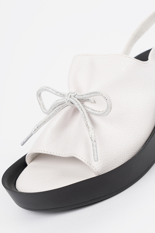 ze skórzaną kładką    ze skórzaną kładką