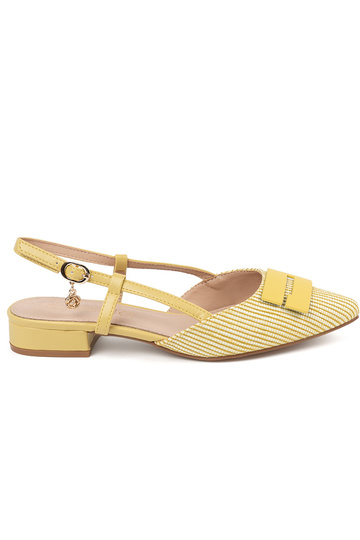 sandals yelloIn Inith an...