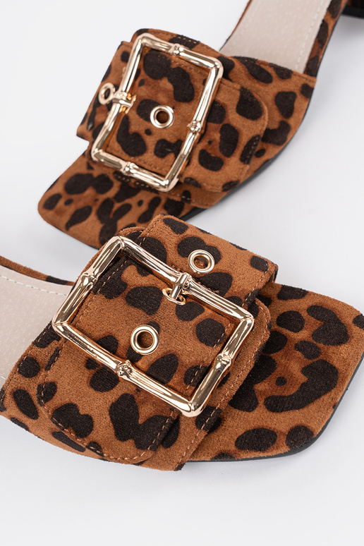 TIneedoIne slippers on the heel...