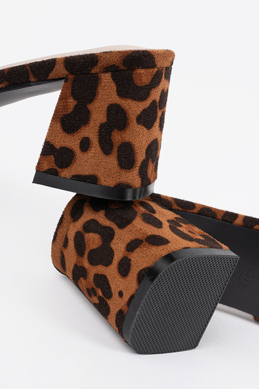 Tweedowe klapki na słupku w panterkę