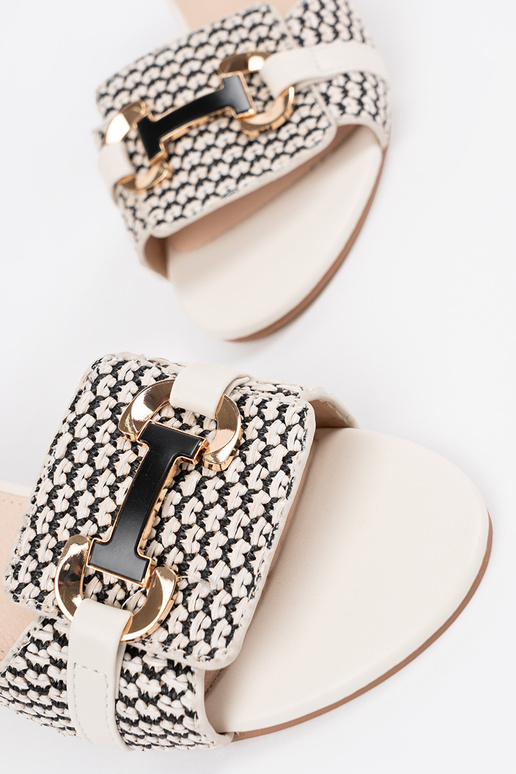 na średnim słupku    na średnim słupku