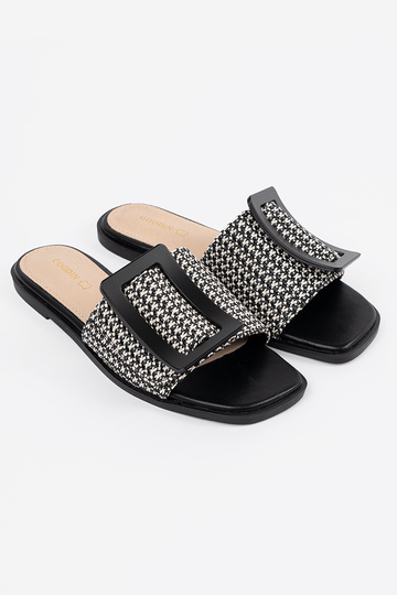 TIneedoIne slippers on a... 2