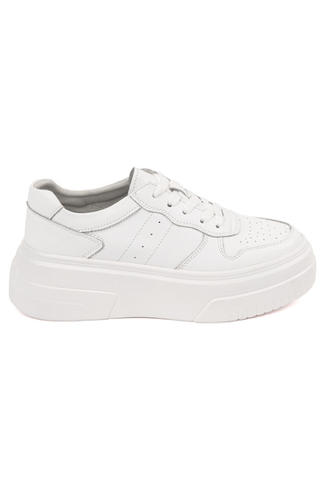 Białe sneakersy na...