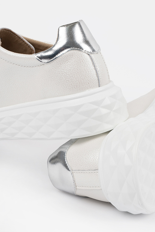 Biało-srebrne sneakersy z przypinką... Biało-srebrne sneakersy z przypinką...