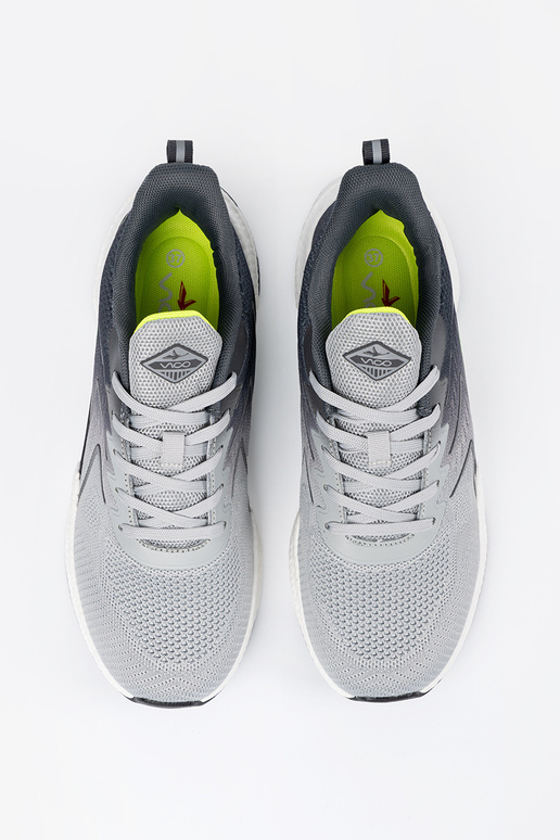gray sneakers z greenm elementem