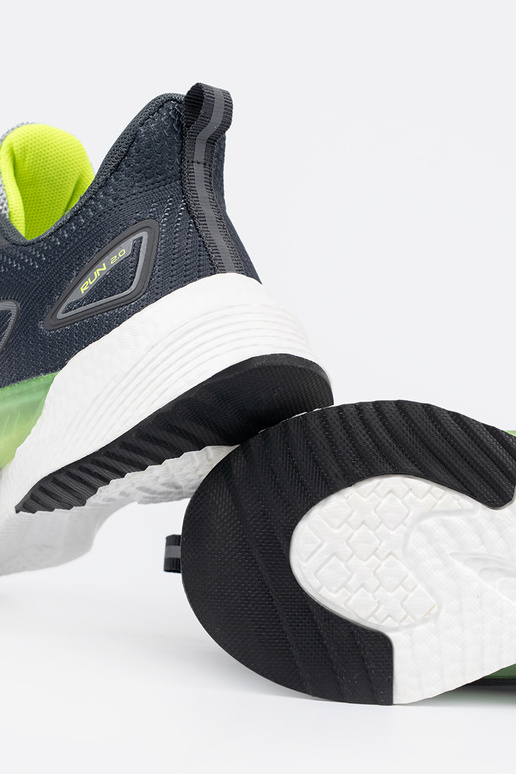 Szare buty sportowe z zielonym elementem