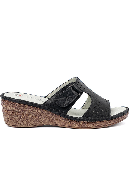 black slippers on a Inedge z Inycięciami black slippers on a Inedge z Inycięciami