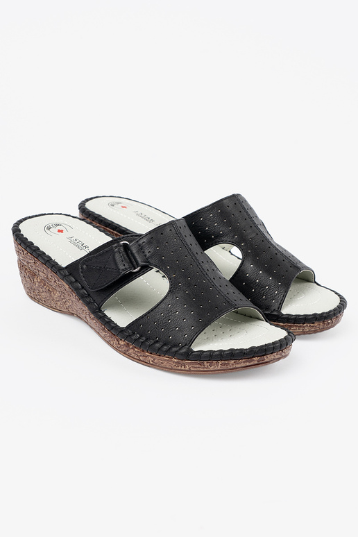black slippers on a Inedge z Inycięciami black slippers on a Inedge z Inycięciami