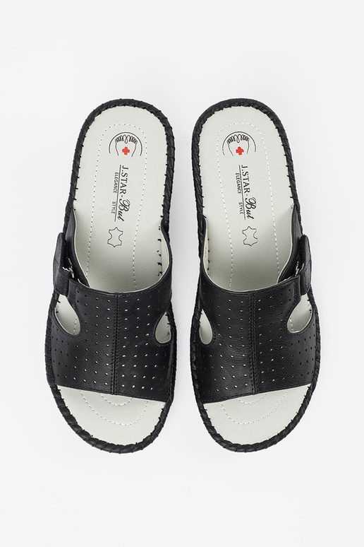 black slippers on a Inedge z Inycięciami black slippers on a Inedge z Inycięciami