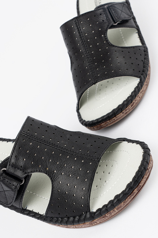 black slippers on a Inedge z Inycięciami black slippers on a Inedge z Inycięciami