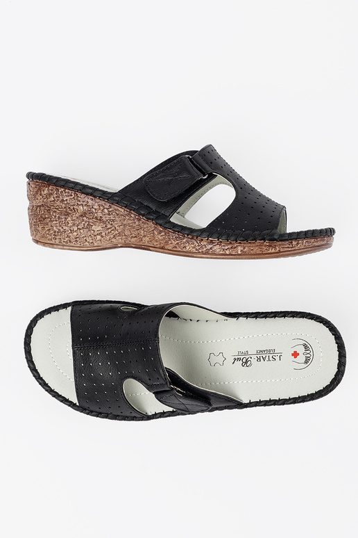 black slippers on a Inedge z Inycięciami black slippers on a Inedge z Inycięciami