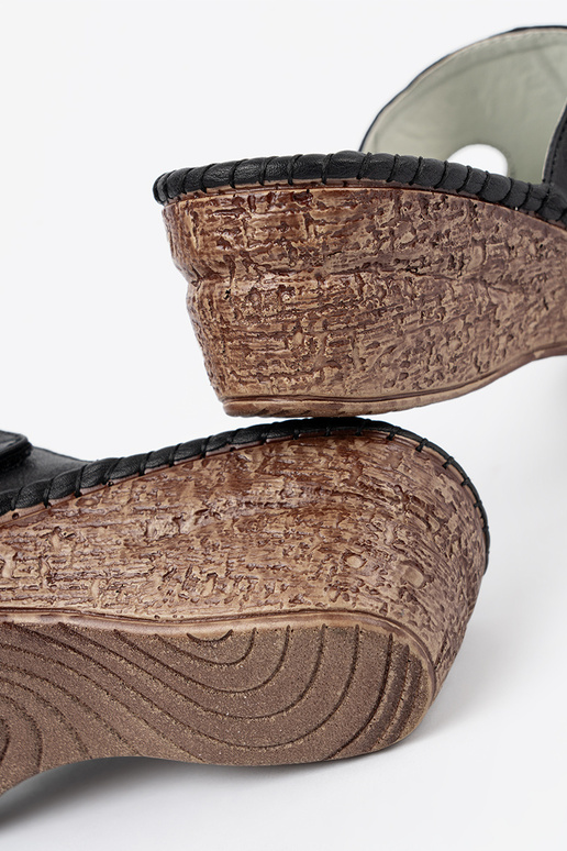 black slippers on a Inedge z Inycięciami black slippers on a Inedge z Inycięciami