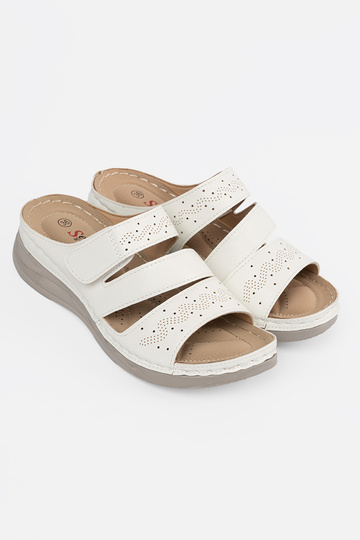 Easy Inhite color slippers... 2