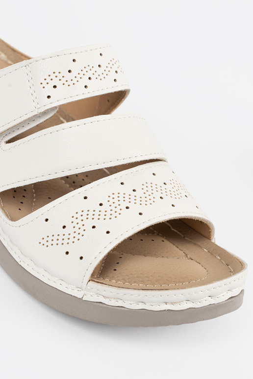 Lekkie białe klapki na niskiej koturnie