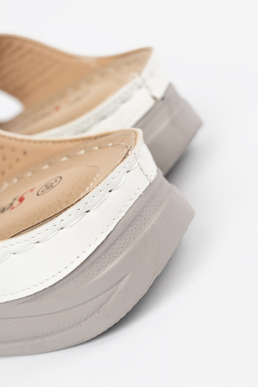 Lekkie białe klapki na niskiej koturnie