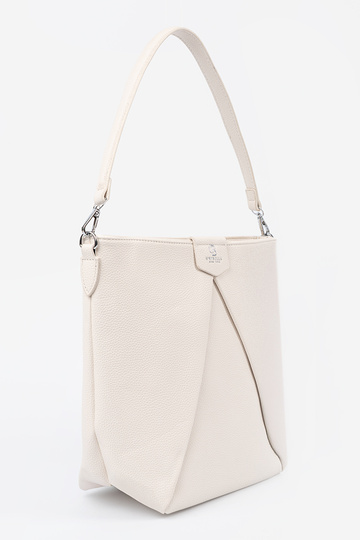 Handbag on shoulder... 2